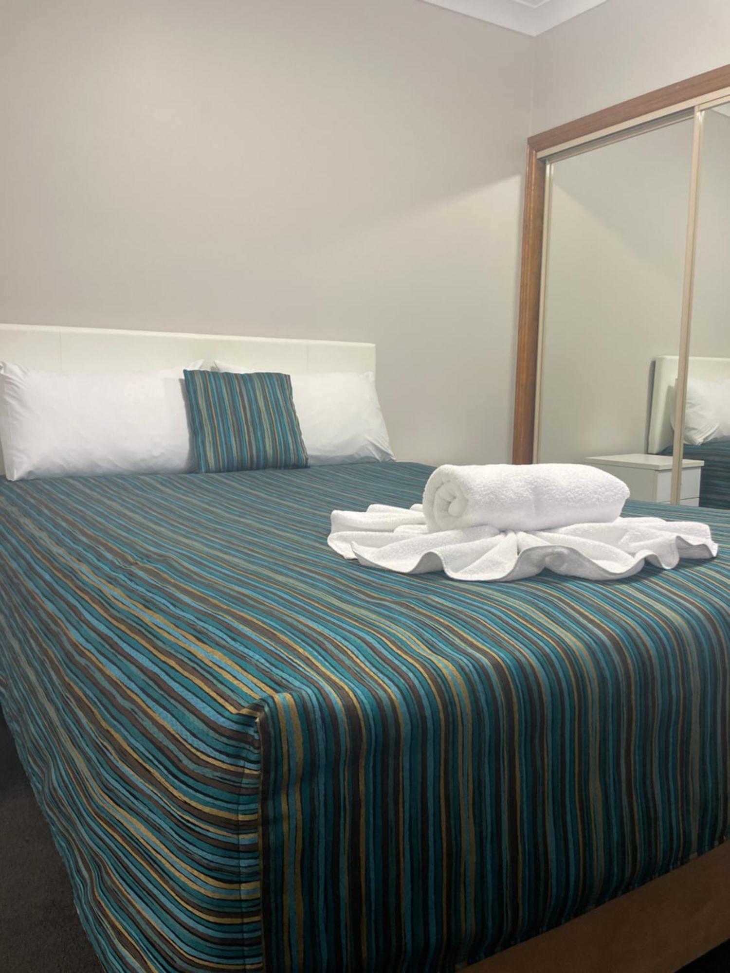 Oasis Inn Ulladulla - Welcoming Guests 18 Years And Older Exteriör bild