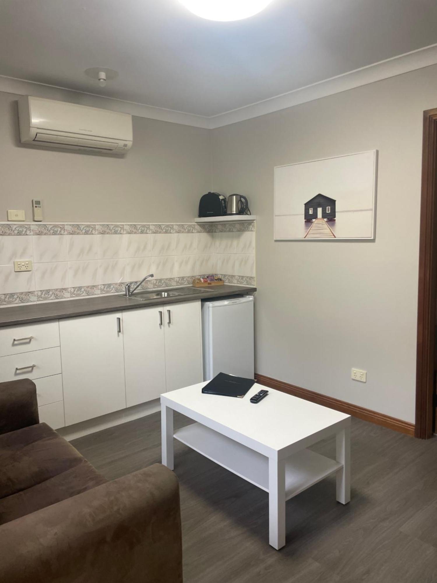 Oasis Inn Ulladulla - Welcoming Guests 18 Years And Older Exteriör bild